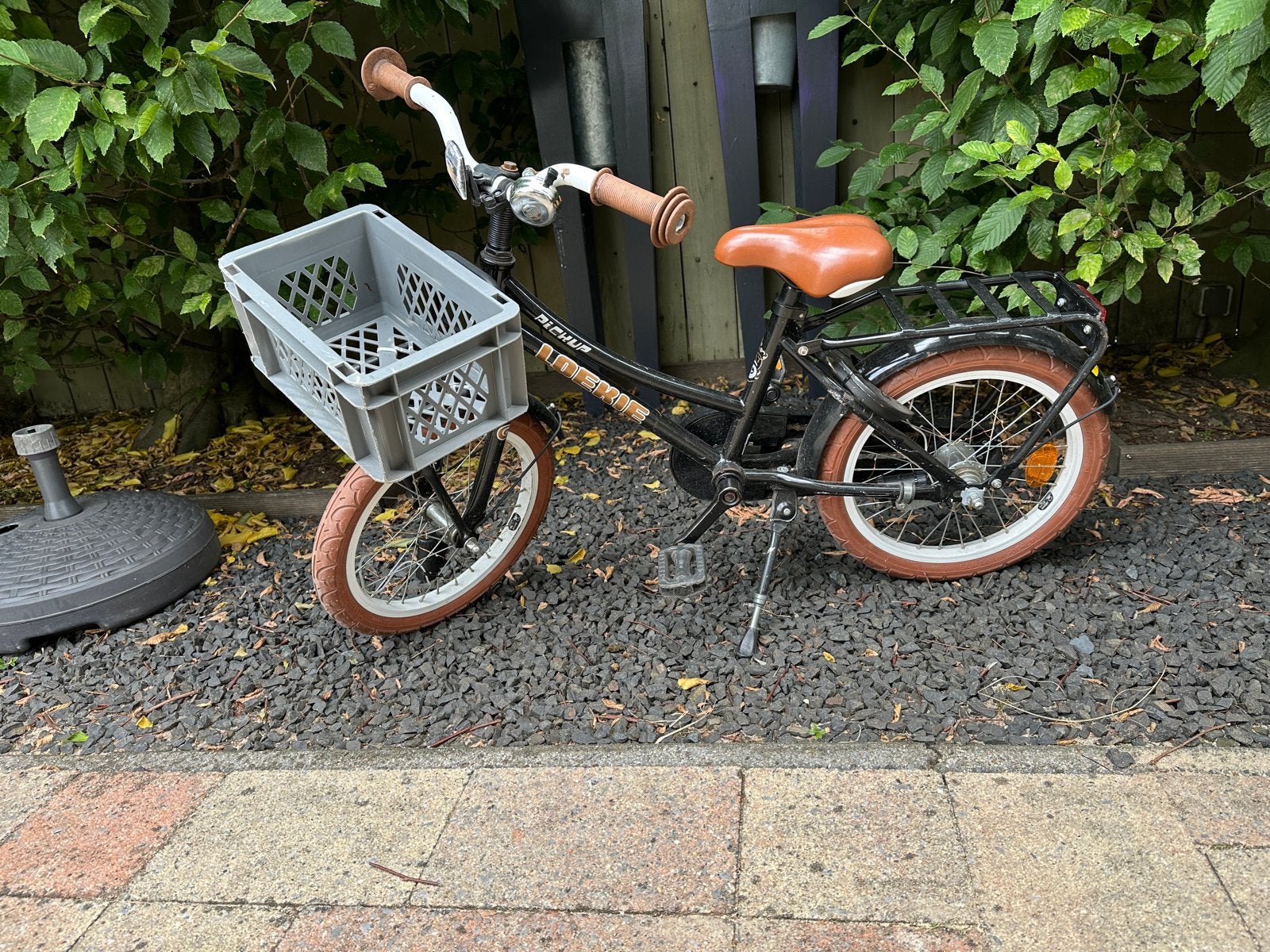 Loekie kinderfiets 16 inch - Zwart met bruine details, Fietsen en Brommers, Fietsen | Kinderfietsjes, Ophalen, Gebruikt, 16 tot 20 inch
