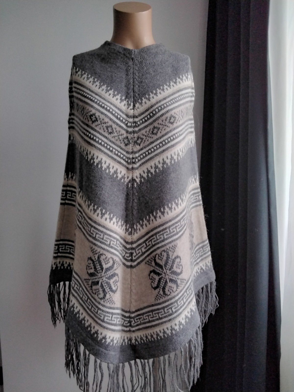 Nieuwe gebreide poncho met etnisch patroon, Made in chili, Ophalen of Verzenden, Nieuw