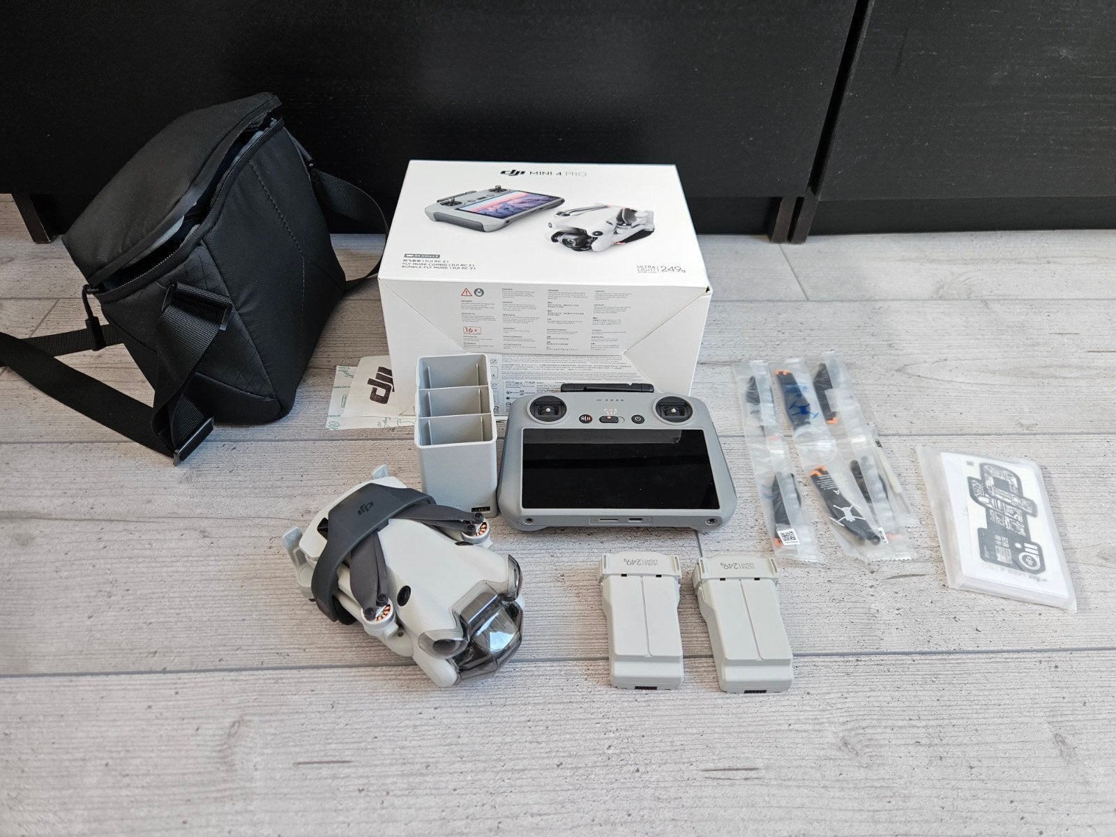 DJI Mini 4 Pro Fly More Combo met DJI Care tot augustus 2027, Audio, Tv en Foto, Drones, Ophalen of Verzenden