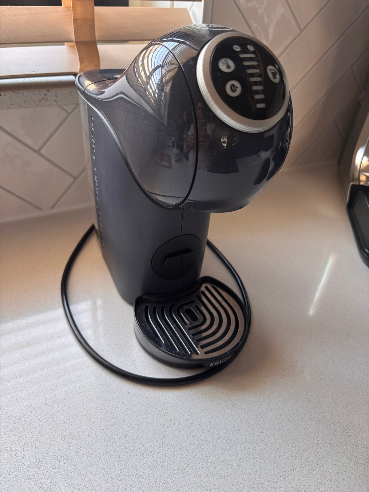 Nescafé Dolce Gusto Genio S Plus Koffiezetapparaat, Witgoed en Apparatuur, Koffiezetapparaten, Zo goed als nieuw, Koffiepads en cups