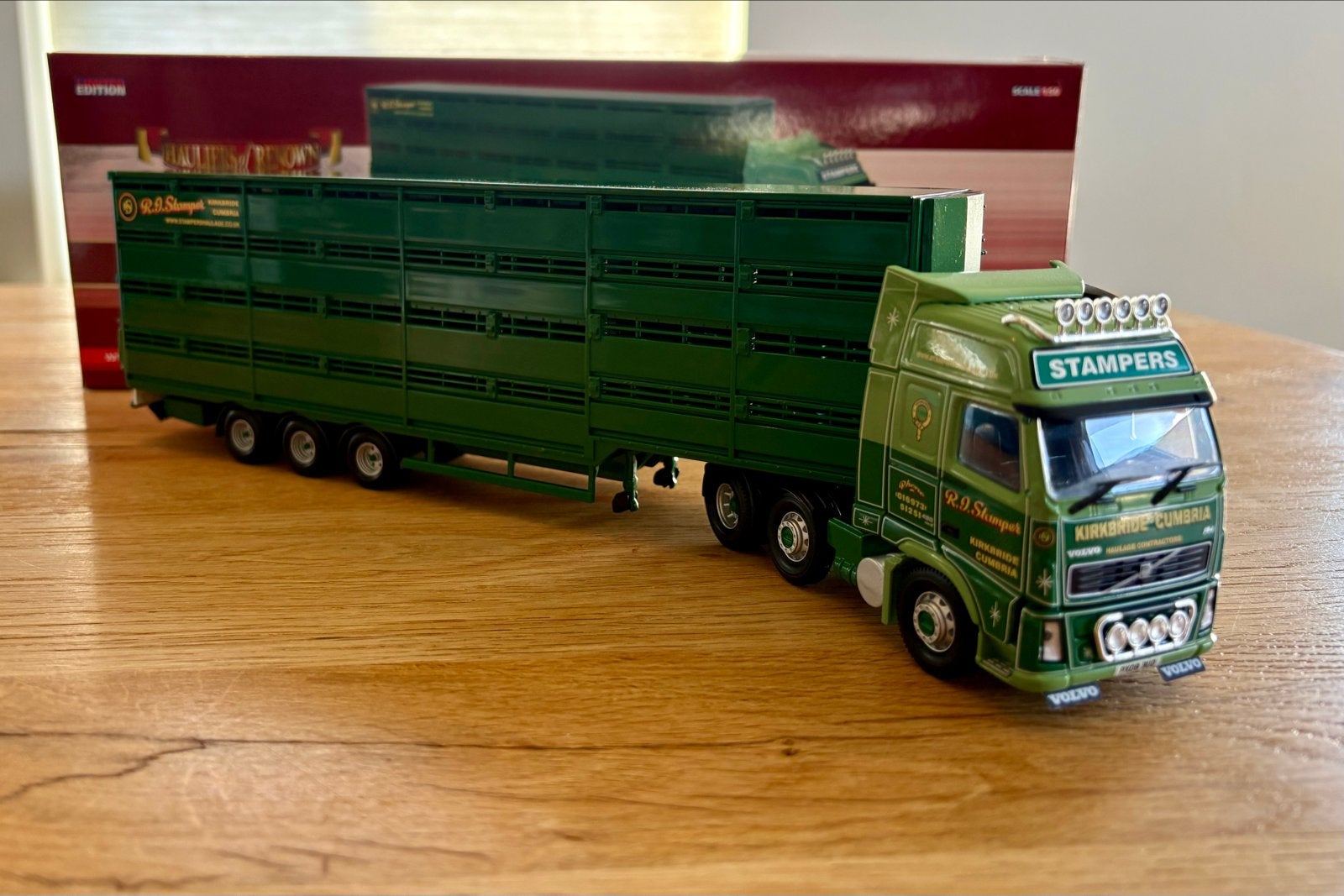 Corgi Volvo FH Veetransporteur R. I. Stamper Haulage Ltd, Ophalen of Verzenden, Zo goed als nieuw, Bus of Vrachtwagen, Corgi