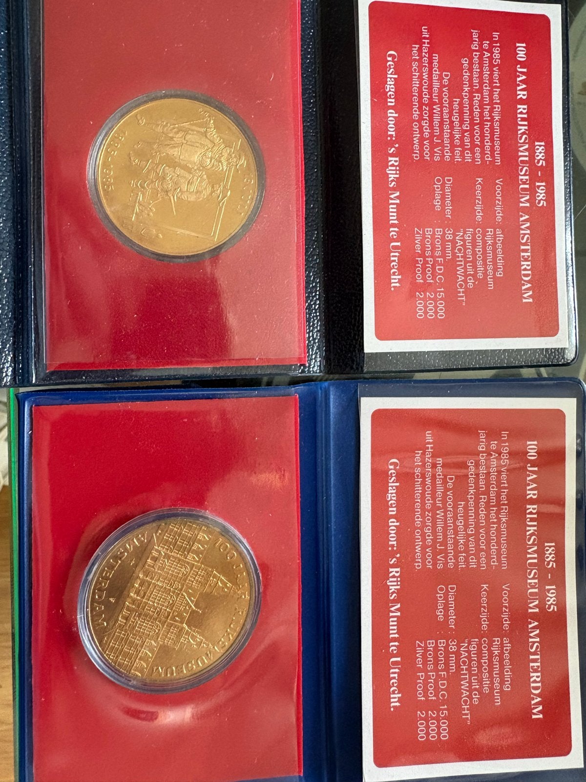 2x Rijksmuseum 100 Jaar Penning 1985 - PROOF & FDC, Postzegels en Munten, Munten | Nederland, Ophalen of Verzenden, Koningin Beatrix