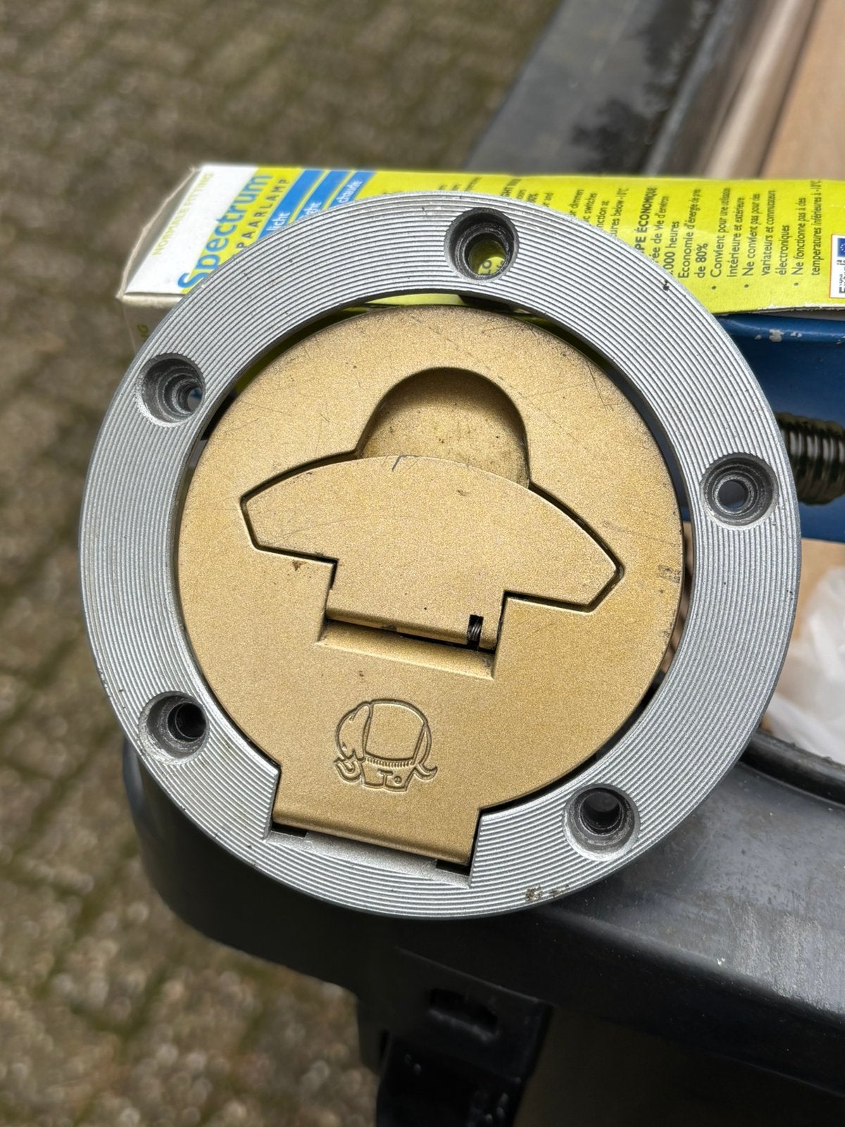 Te mooie tankdop  zonder sleutel, Ophalen