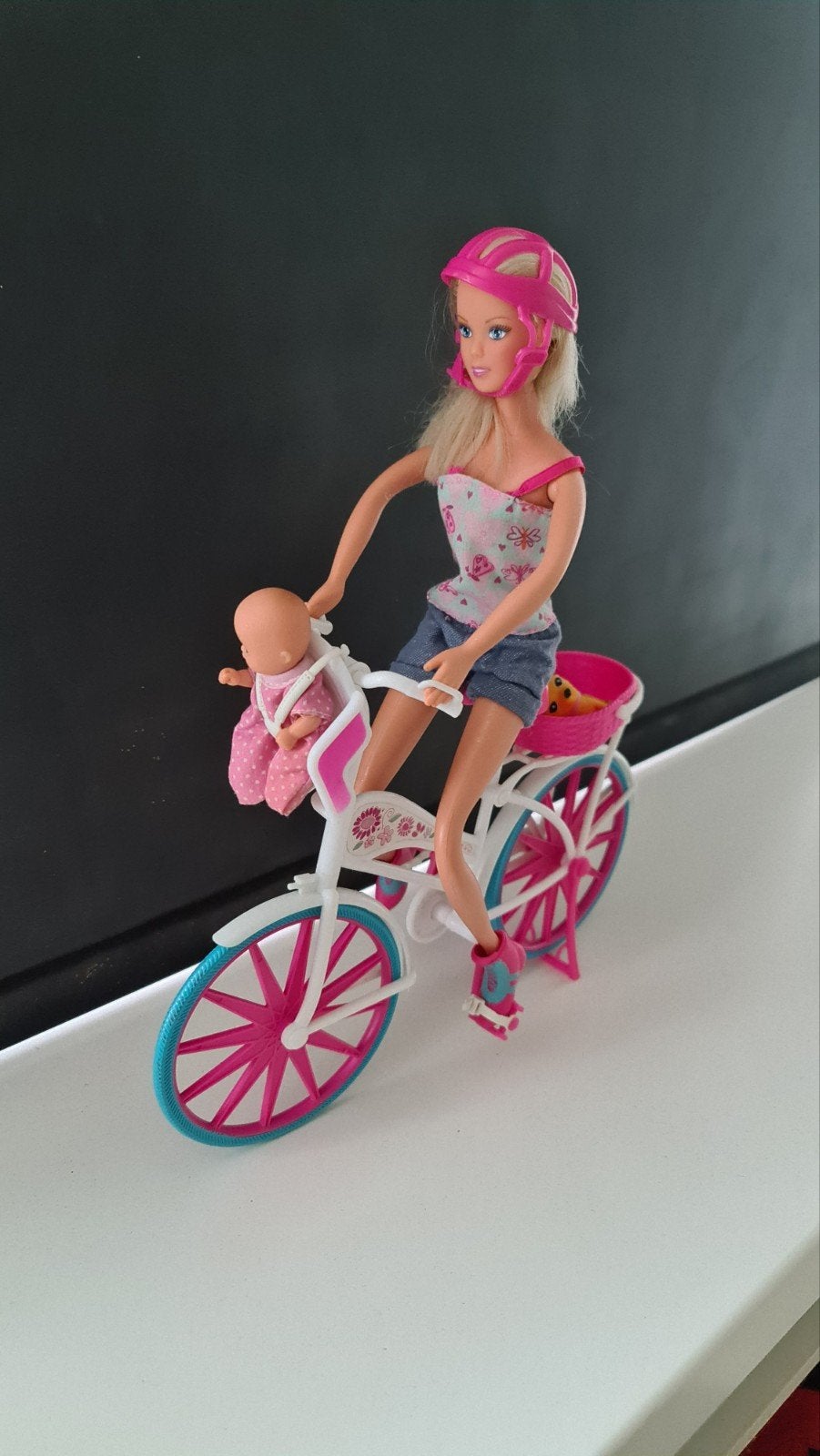 Barbie op de fiets met baby en hondje, Kinderen en Baby's, Speelgoed | Poppen, Ophalen of Verzenden, Gebruikt, Barbie