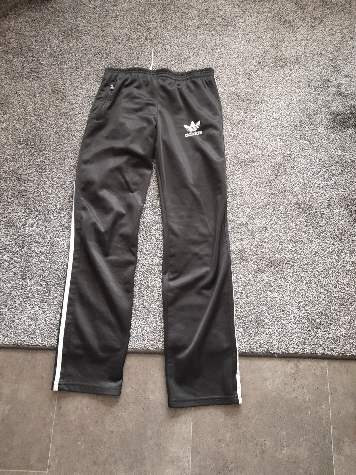zwarte adidas broek met witte strepen., Adidas, Zwart, Ophalen of Verzenden, Zo goed als nieuw