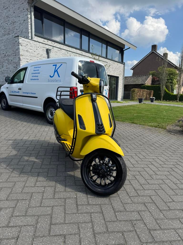 💛Vespa Primavera 2014 – Mat Geel met Zwarte Details & LED💛, Overige modellen, Ophalen of Verzenden, Zo goed als nieuw, Benzine