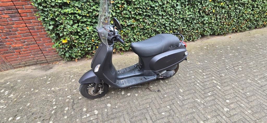 Matzwarte BTC Riva Scooter met Windscherm 11026KM, Ophalen, Gebruikt, Benzine, Overige merken