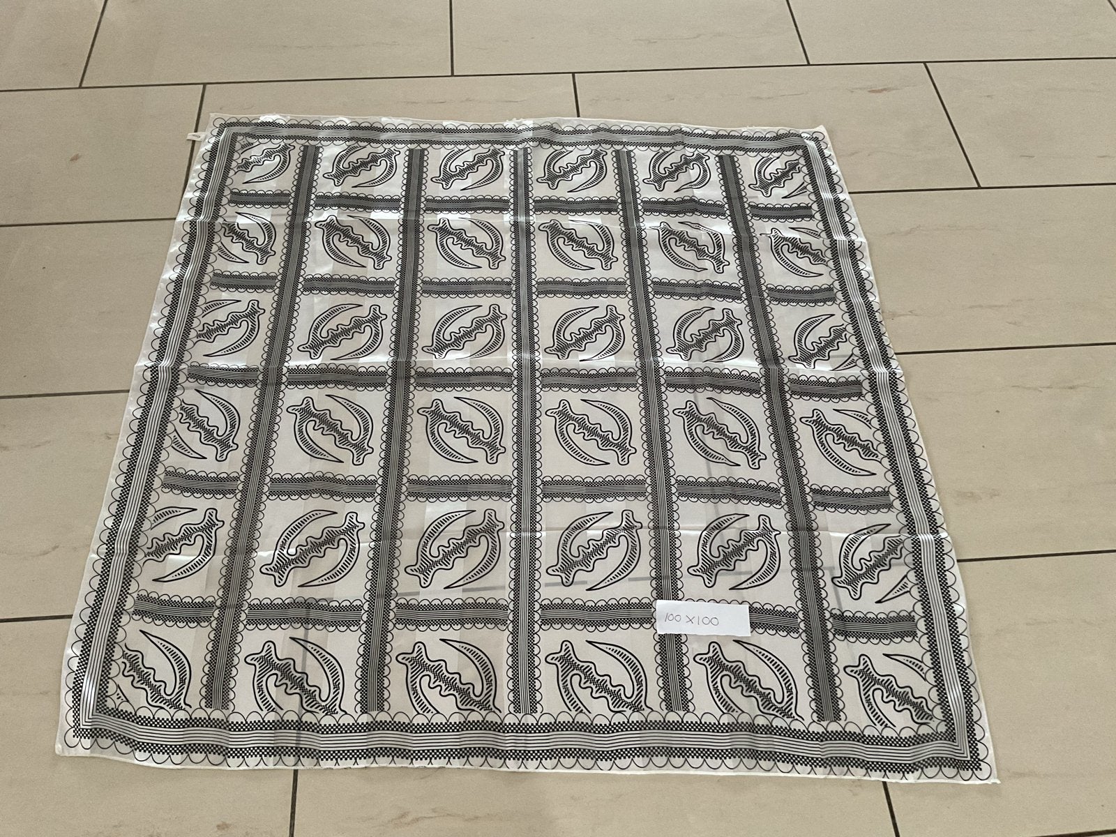 Wit met zwart patroon sjaal 100 bij 100, Ophalen of Verzenden, Zo goed als nieuw, Maat 46/48 (XL) of groter, Sjaal
