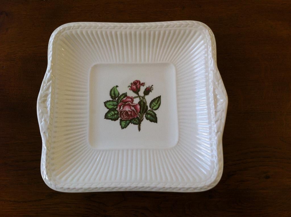 Wedgwood "Moss Rose" Vierkante Schaal Nieuw, Huis en Inrichting, Keuken | Servies, Nieuw, Ophalen of Verzenden, Schaal of Schalen