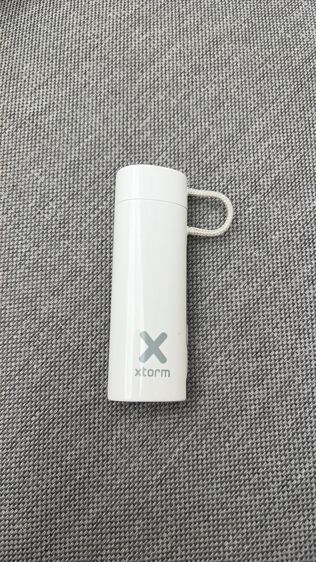Xtorm Mini Powerbank met ingebouwde Apple Lightning kabel, Telecommunicatie, Powerbanks, Ophalen of Verzenden, Zo goed als nieuw