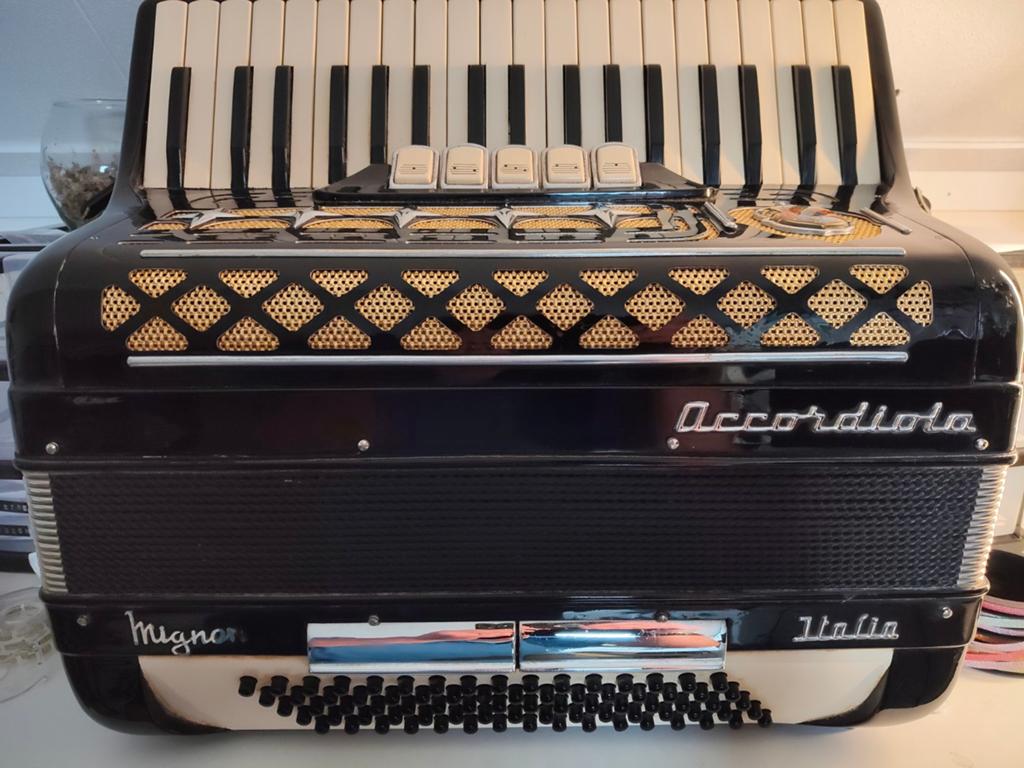Accordiola Mignon 80 bassen, 3 korig met koffer en riemen, Muziek en Instrumenten, Accordeons, 80-bas, Met koffer, Toetsaccordeon
