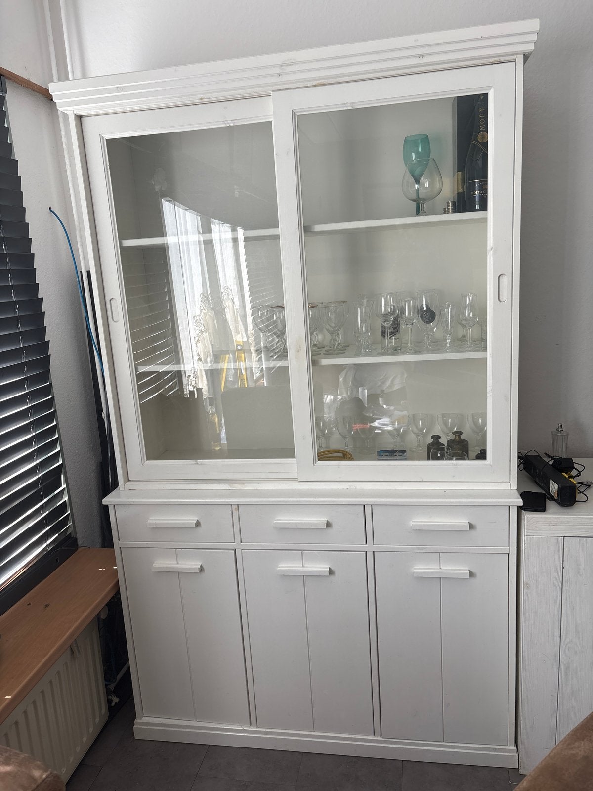 Witte vitrinekast met schuifdeuren en lades, Ophalen, Gebruikt, 100 tot 150 cm, Met lade(s)