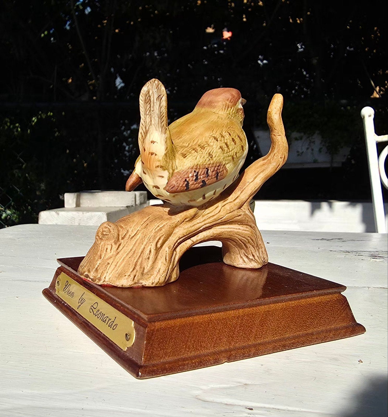 Vintage Winterkoninkje op houten console - HBD 10 cm, Vintage, Vintage, Ophalen of Verzenden, Zo goed als nieuw