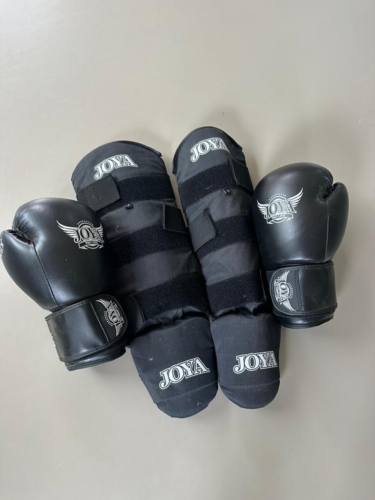 Joya Kickboks set: handschoenen 10oz & beenbeschermers S, Ophalen of Verzenden, Zo goed als nieuw, Bokshandschoenen