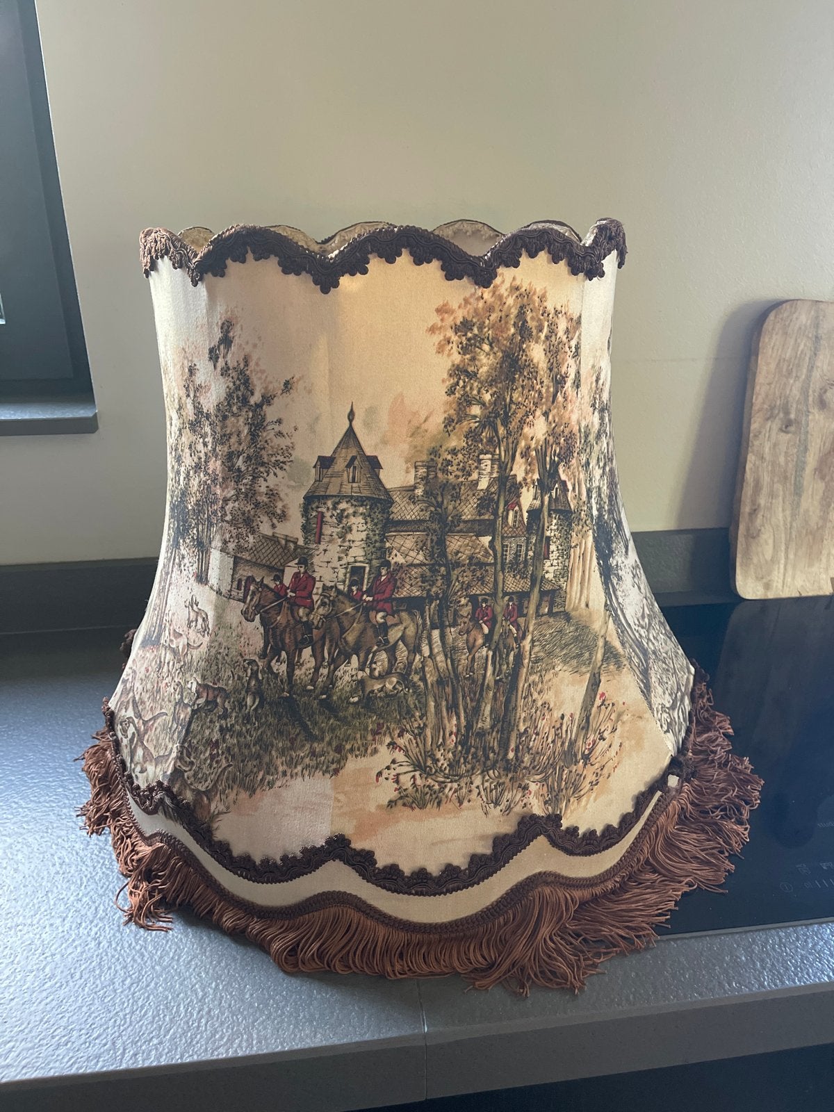 Grote vintage lampenkap met jachttafereel en franjes, Huis en Inrichting, Gebruikt, Tafellamp, Meerkleurig, Ophalen of Verzenden