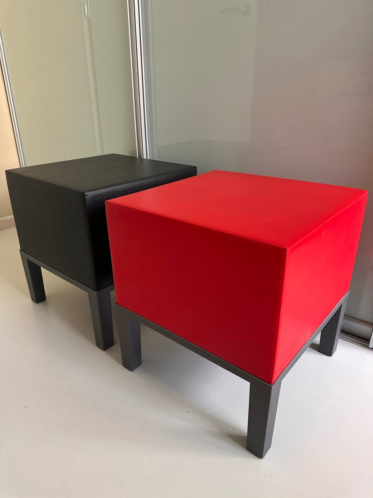 Set van 2 Quinze & Milan Primary Poefs (rood & zwart), Ophalen, Minder dan 50 cm, Vierkant, Zo goed als nieuw