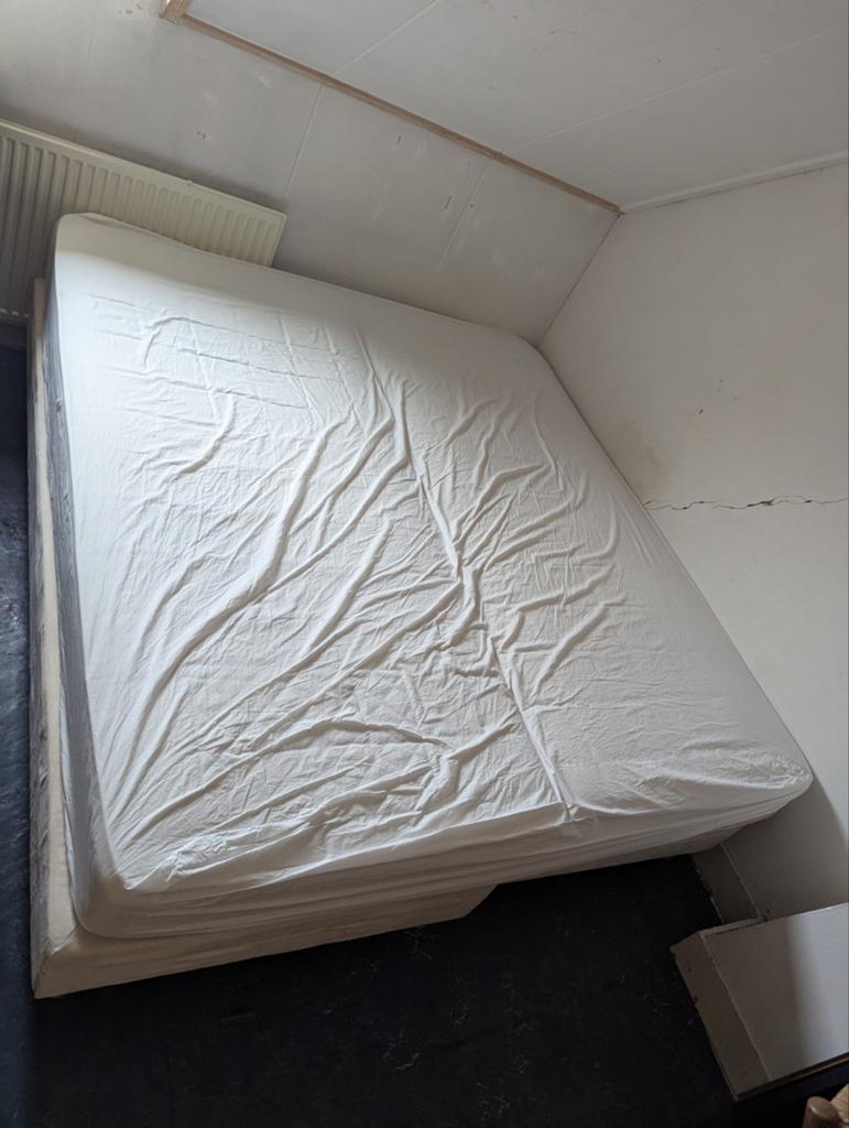 Tweepersoonsbed (180x200cm) of twee eenpersoons (90x200cm), Huis en Inrichting, Slaapkamer | Bedden, Ophalen