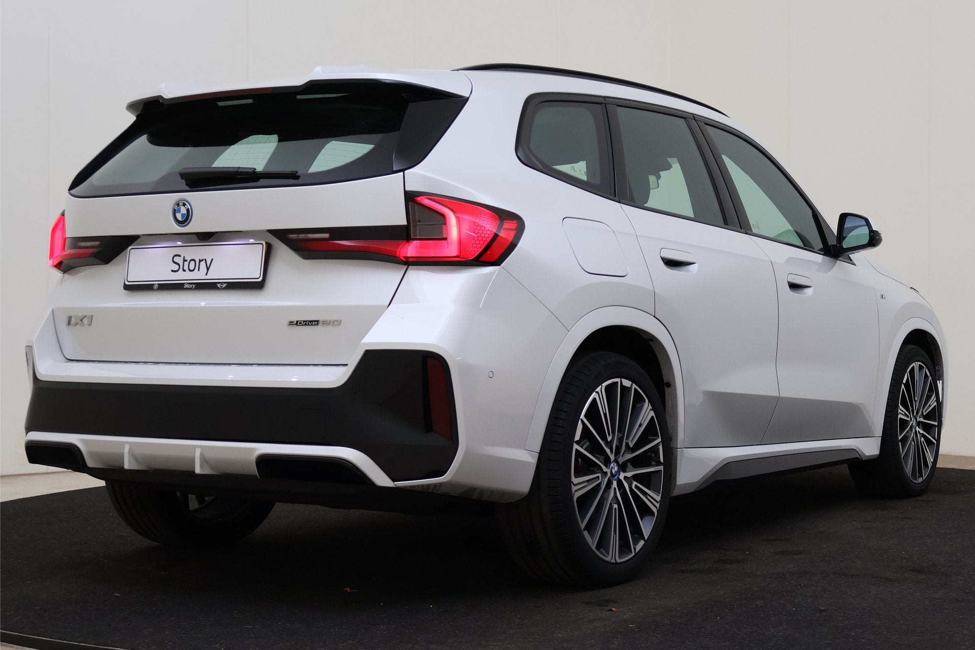 BMW iX1 eDrive20 M Sport / Panoramadak / Sportstoelen / Comf, Dealer onderhouden, Gebruikt, Met garantie (alle), 24 min
