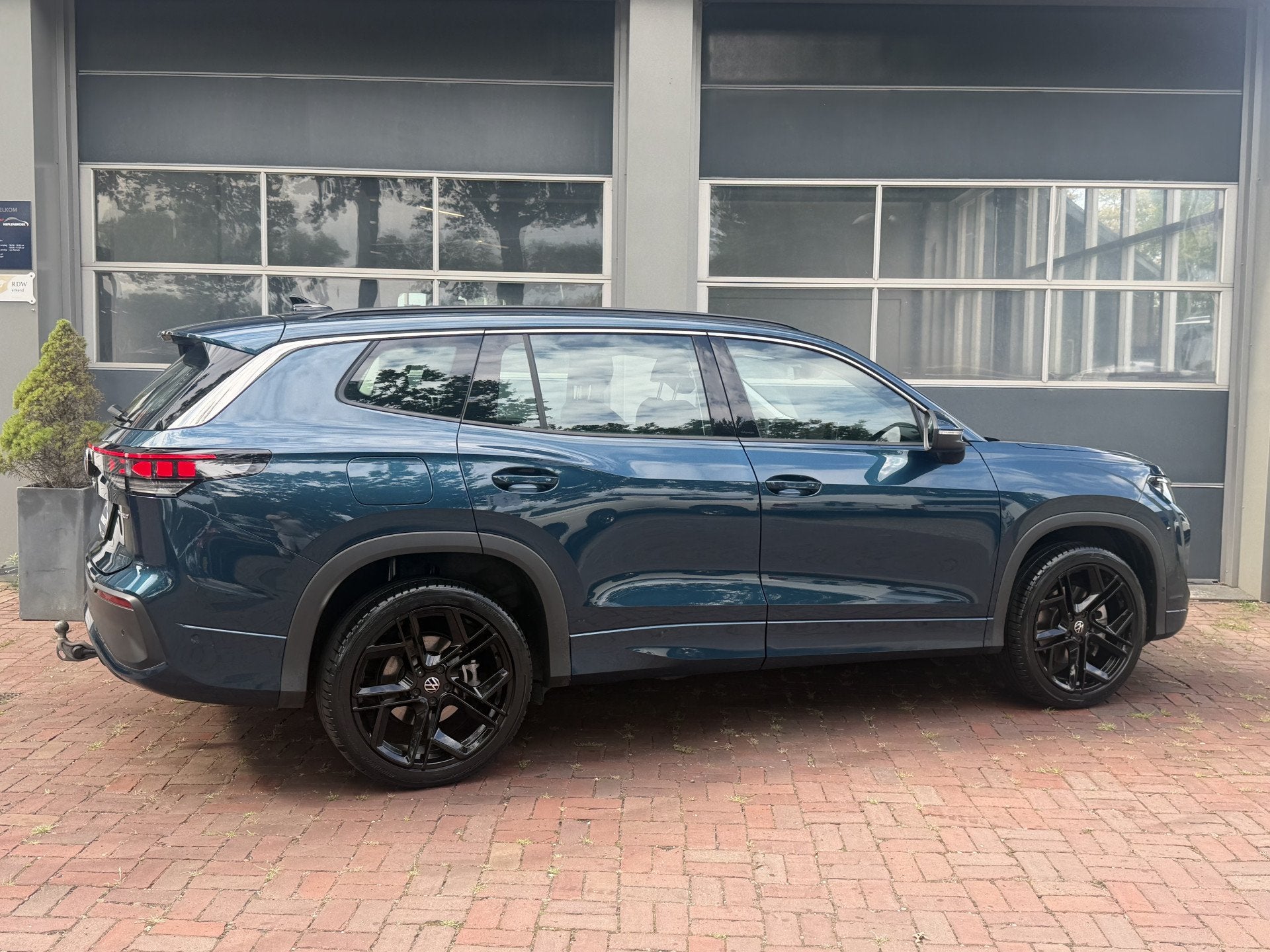 Volkswagen Tayron 1.5 eHybrid Life Edition Plug-in Hybride |, Auto's, Stof, 4 cilinders, Blauw, Bedrijf