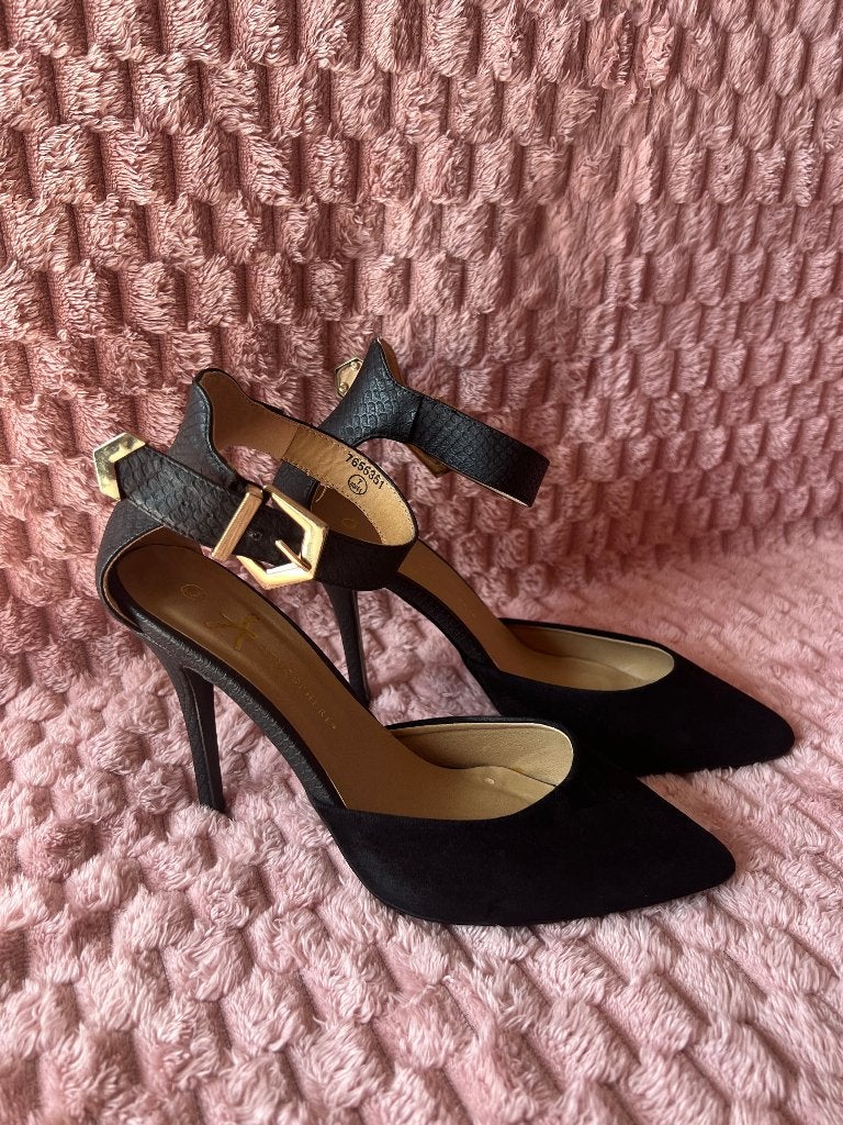 Klassieke zwarte pumps met gouden gesp - Maat 40, Kleding | Dames, Pumps, Zwart, Ophalen of Verzenden, Onbekend