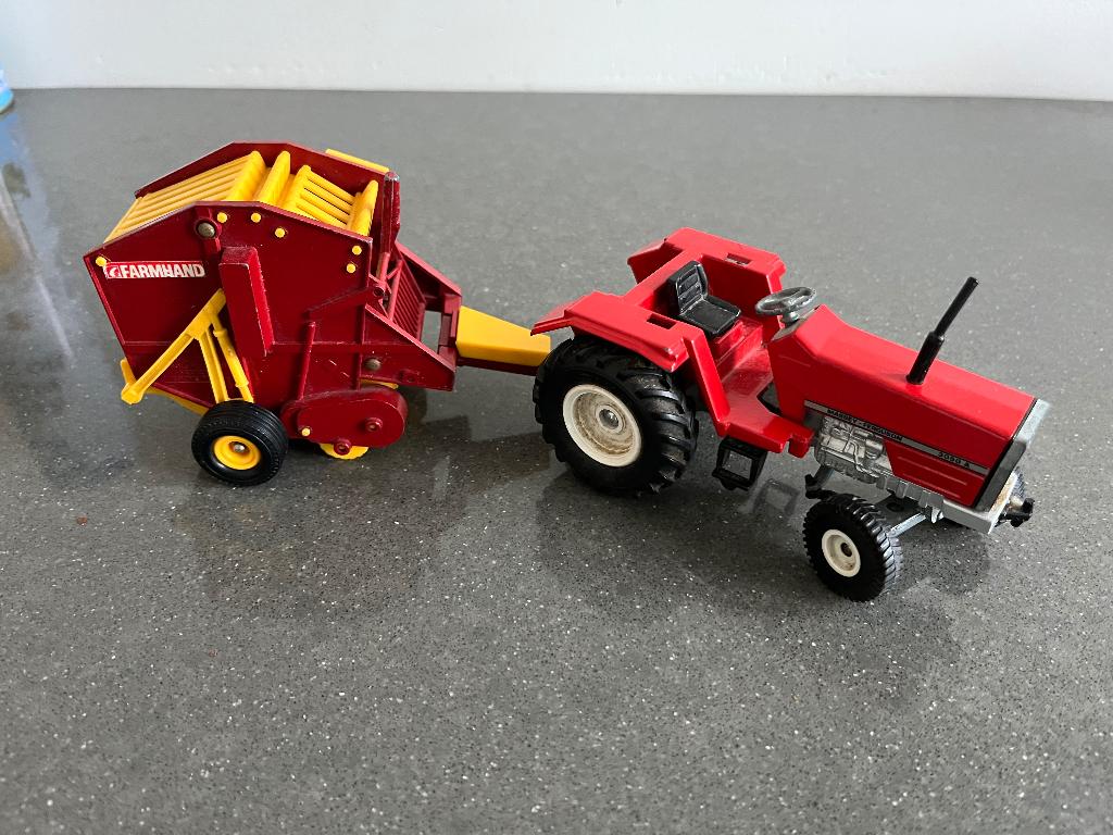 Trekker met strobalenpers(Massey Ferguson), Kinderen en Baby's, Speelgoed | Speelgoedvoertuigen, Ophalen of Verzenden, Zo goed als nieuw