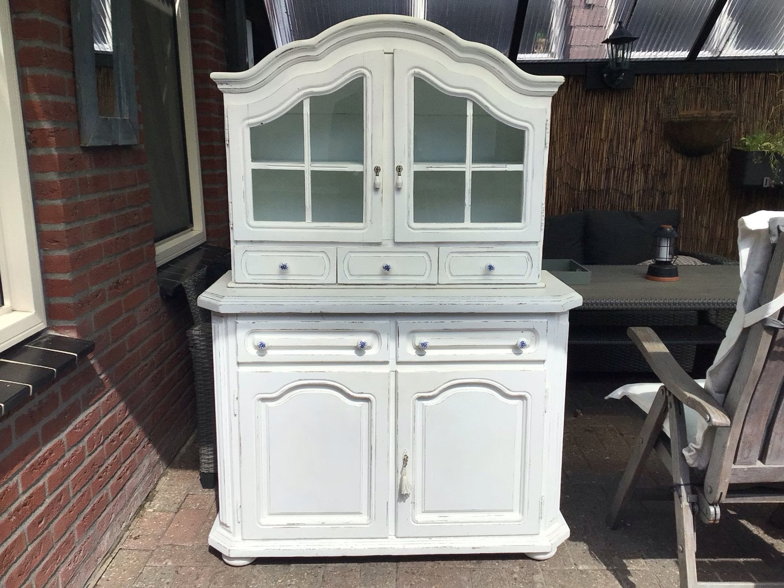 Antieke witte buffetkast met vitrine en lades, Ophalen