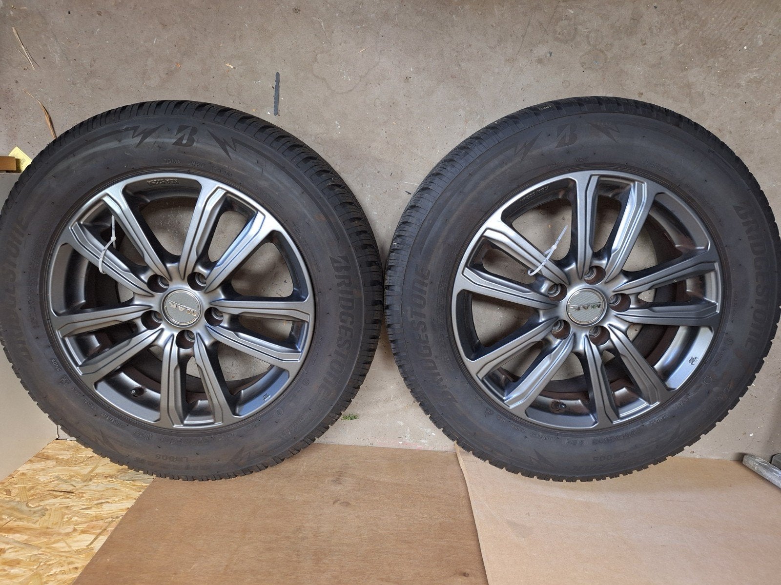 Set Winterbanden + Velgen MAK Magma 16 205/65R16 Bridgestone, Ophalen, Gebruikt, Velg(en), 16 inch