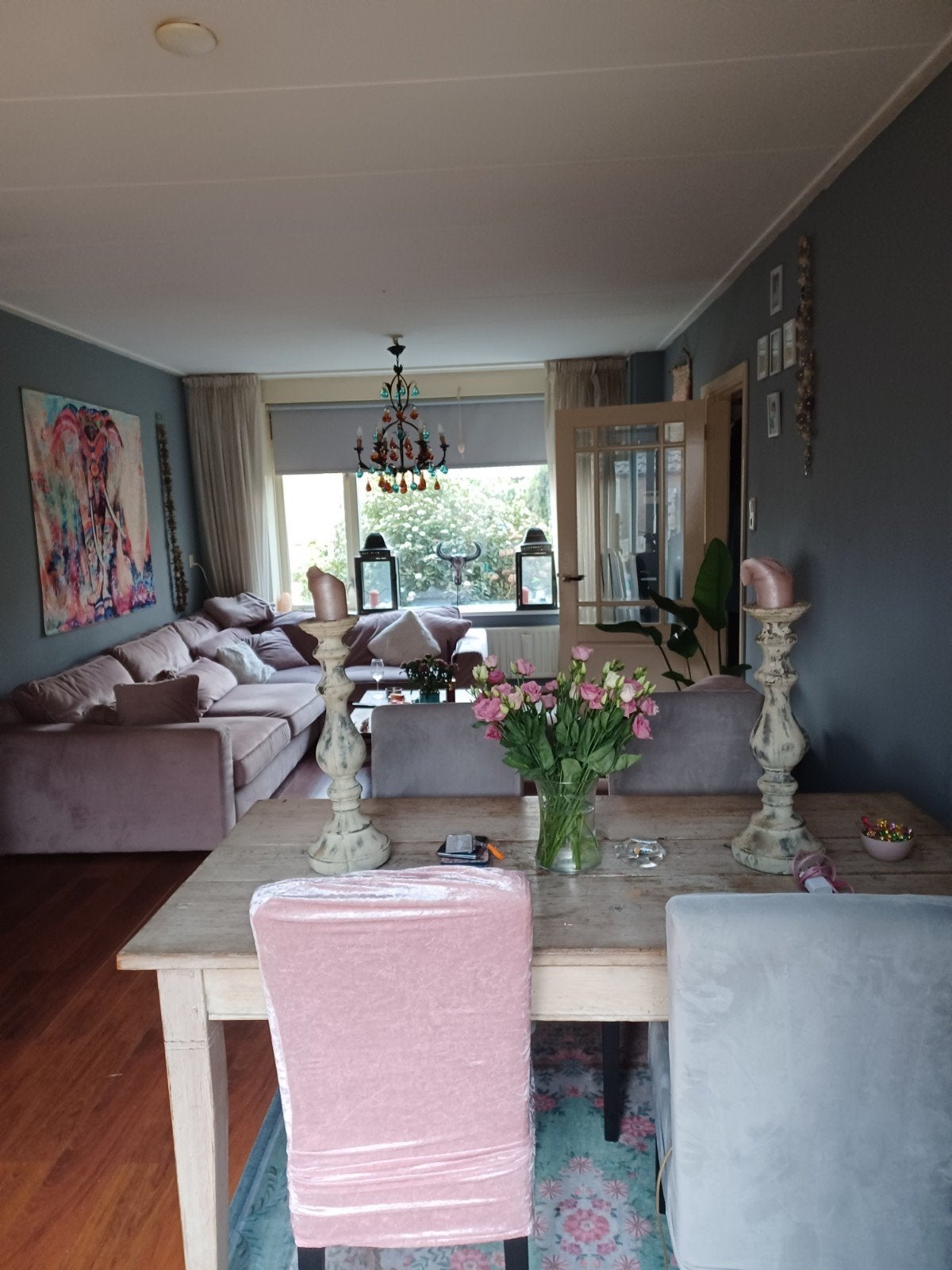 Whitewash eettafel met stoelhoezen (3x grijs, 1x roze), Huis en Inrichting, Tafels | Eettafels, Gebruikt, 150 tot 200 cm, Landelijk, Modern