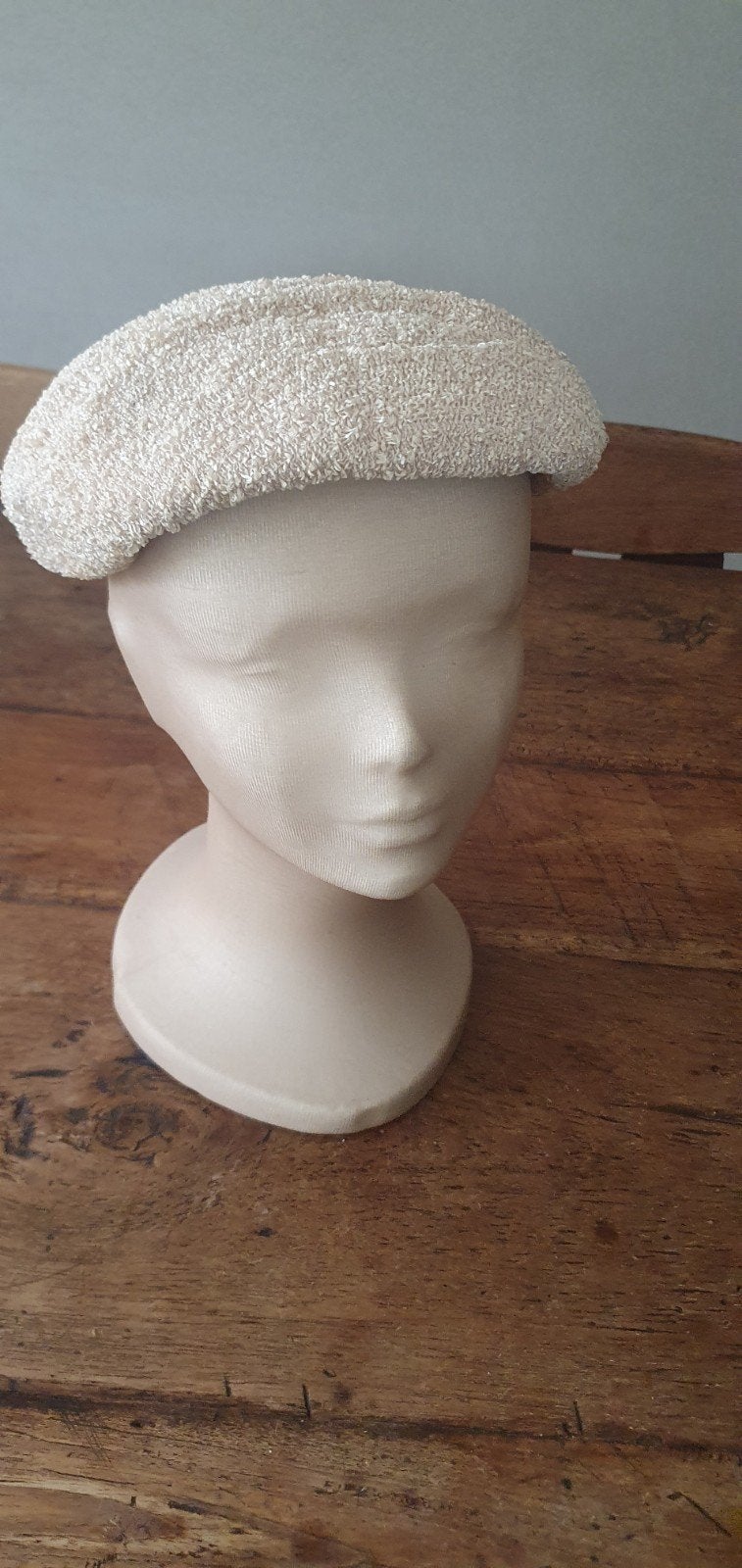 Vintage witte sneeuwbaret boucle pillbox-stijl, Ophalen of Verzenden, Gedragen, 56 of 57 cm (M, 7 of 7⅛ inch), Hoed