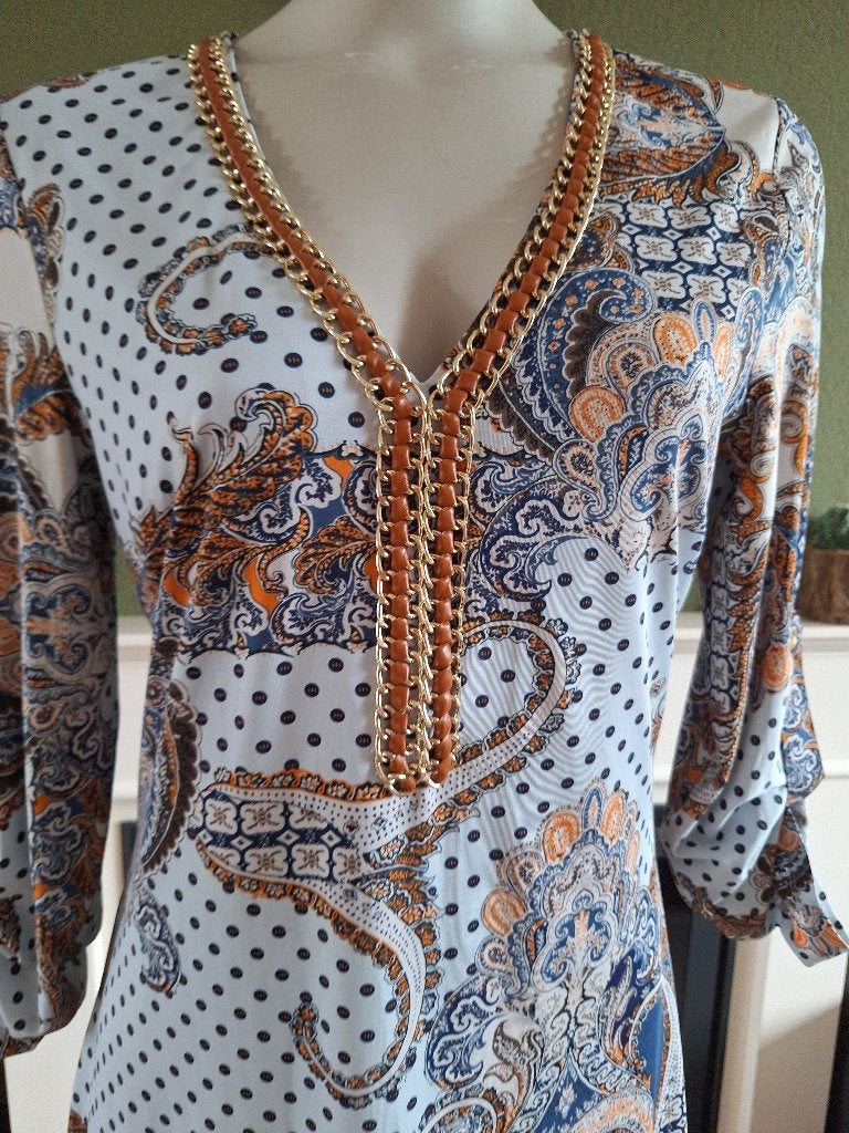 K-Design jurk met ketting halslijn leer look stukken M, Maat 38/40 (M), K-design, Zo goed als nieuw, Knielengte