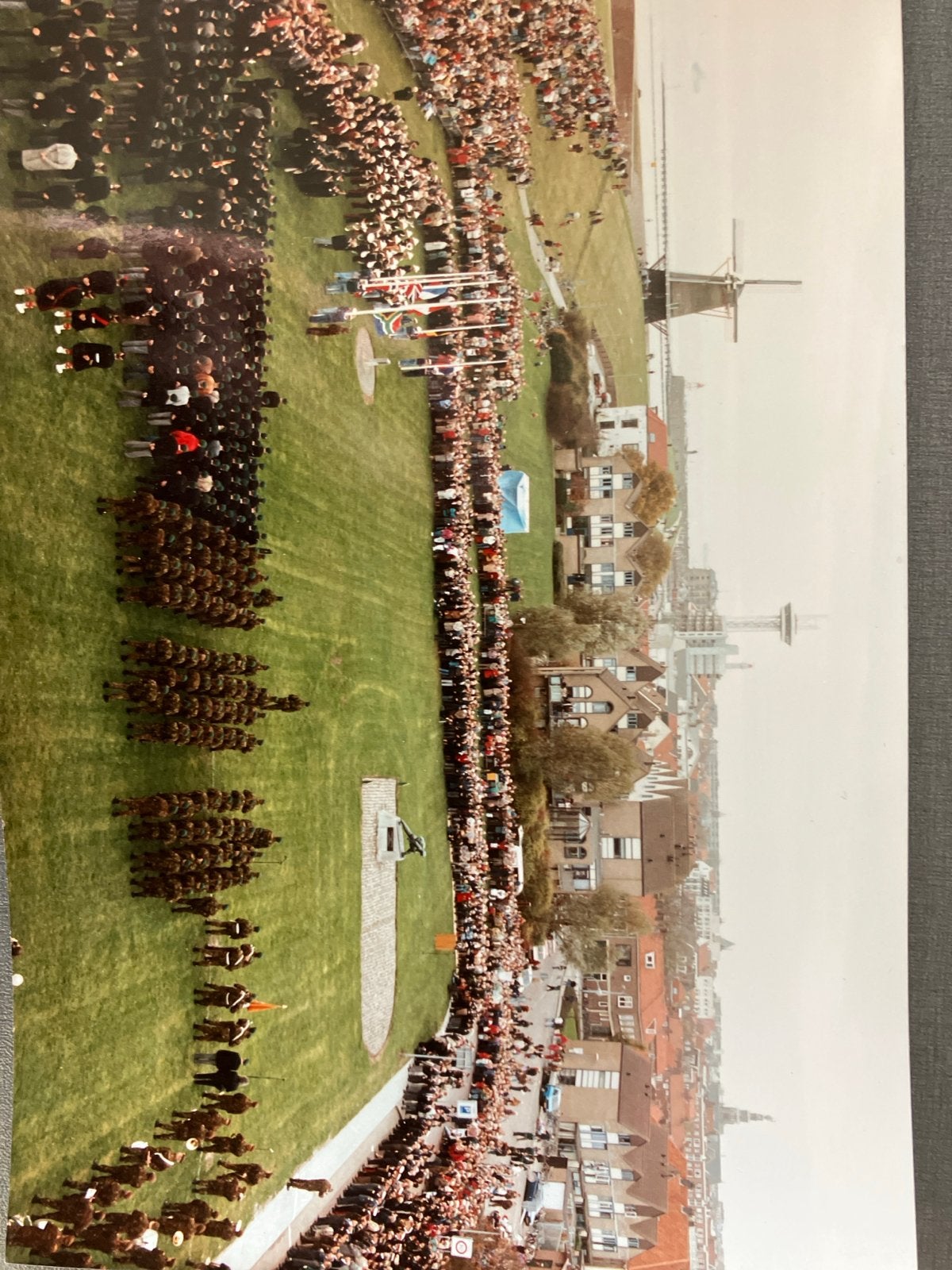 Historische foto: Parade met molen en publiek in Vlissingen, Gebruikt, Verzenden, Foto, Voor 1940