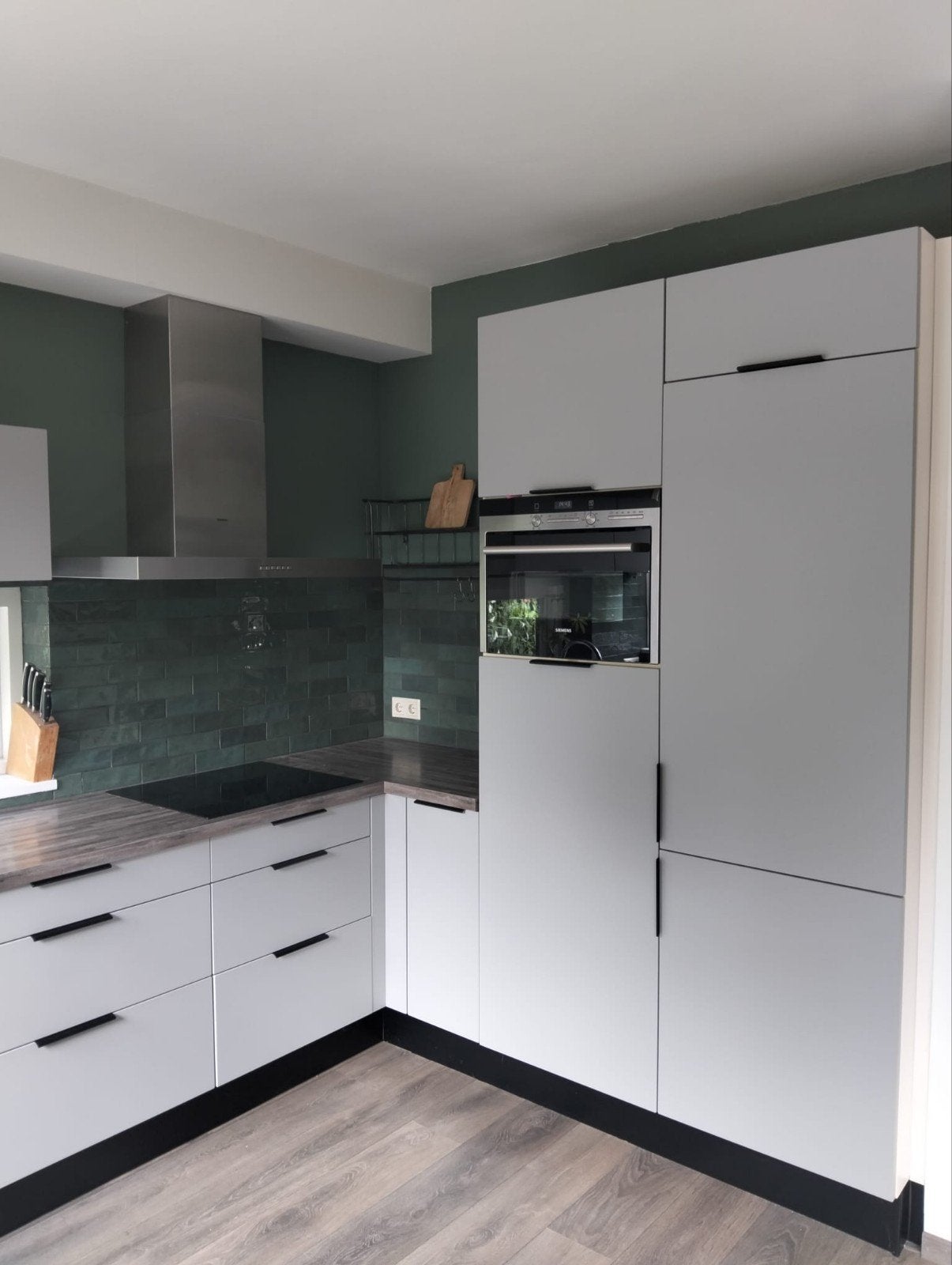 Moderne hoekkeuken met apparatuur en veel opbergruimte, Ophalen, Gebruikt, Grijs, Hoekkeuken
