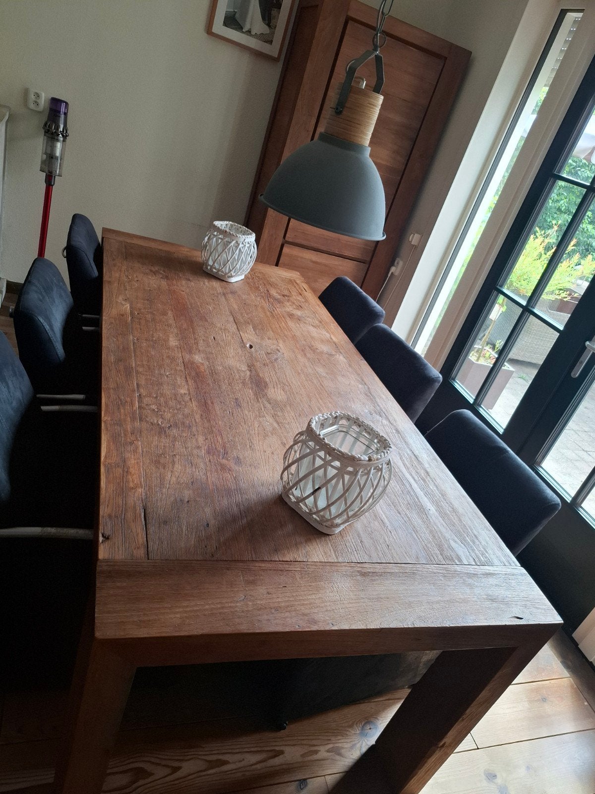 Robuuste eettafel van massief hout. stoelen zijn gratis., Huis en Inrichting, Tafels | Eettafels, Ophalen, Gebruikt, 50 tot 100 cm