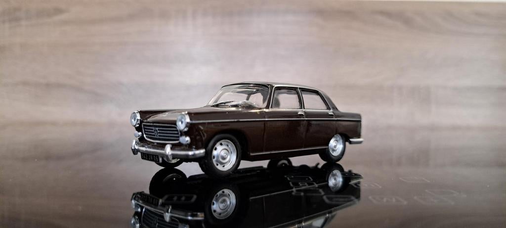 Altaya Peugeot 404 1:43, kleur bruin, Ophalen of Verzenden, Zo goed als nieuw, Auto, Overige merken