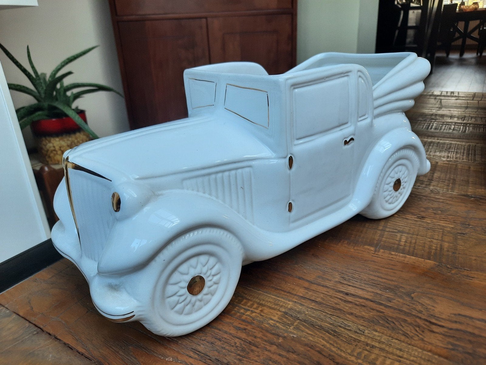 Grote porseleinen oldtimer auto bloempot wit goud, Binnen, Ophalen of Verzenden, Zo goed als nieuw, Overige vormen