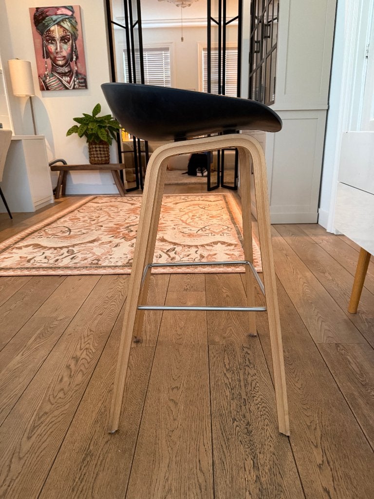 2x HAY AAS32 kruk 75cm gelakt eiken poten, zwarte zitting, Huis en Inrichting, 60 tot 90 cm, Zo goed als nieuw, 2 krukken, Ophalen