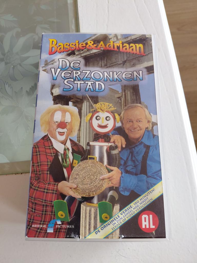Bassie en Adriaan en de Verzonken Stad Dubbel VHS box., Cd's en Dvd's, VHS | Kinderen en Jeugd, Gebruikt, Alle leeftijden, Kinderprogramma's en -films