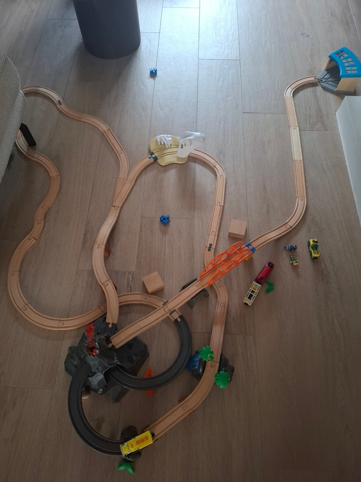 Grote houten treinbaan met accessoires en track connectors., Ophalen of Verzenden, Gebruikt
