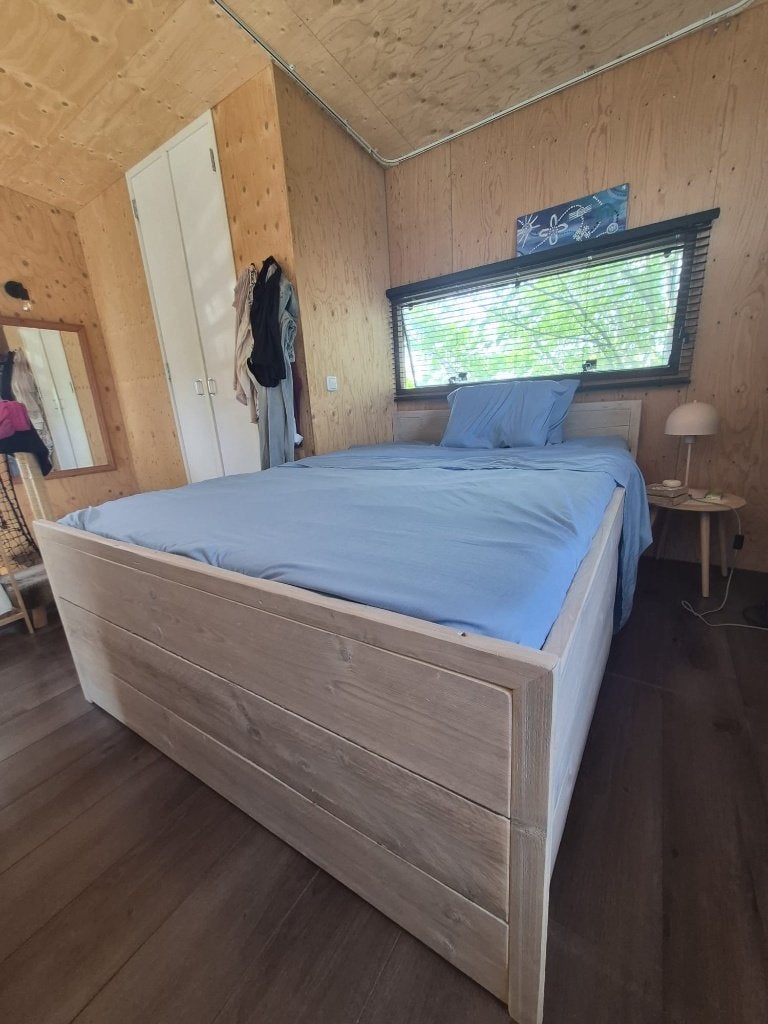Mooi whitewashed steigerhouten bed met extra opbergruimte, Ophalen, Wit, Steigerhout, 140 cm