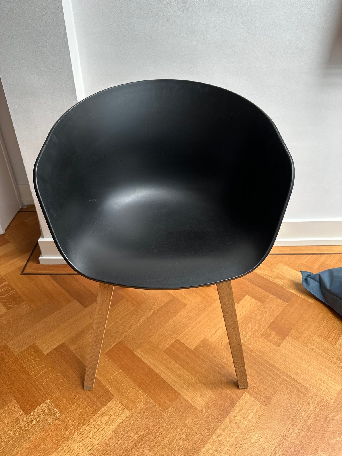 HAY About A Chair AAC22 - Zwart met houten onderstel, Huis en Inrichting, Zwart, Ophalen of Verzenden, Zo goed als nieuw, Eén