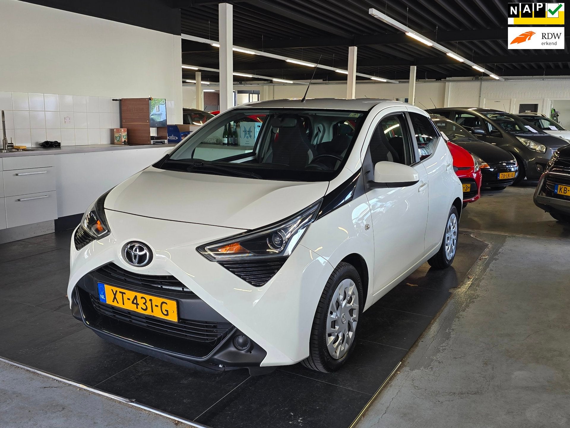 Toyota Aygo 1.0 VVT-i x-play/AIRCO/CAMERA/HISTORIE/N.A.P/, Voorwielaandrijving, Stof, Gebruikt, 4 stoelen