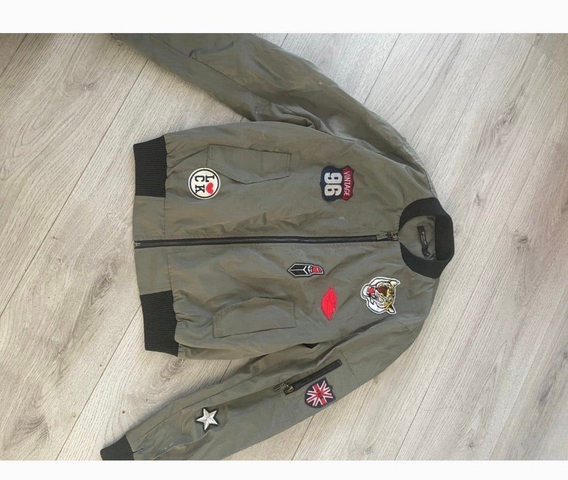 Stoere bomberjack met patches - Maat L, Ophalen of Verzenden, Gedragen, Maat 38/40 (M), Groen