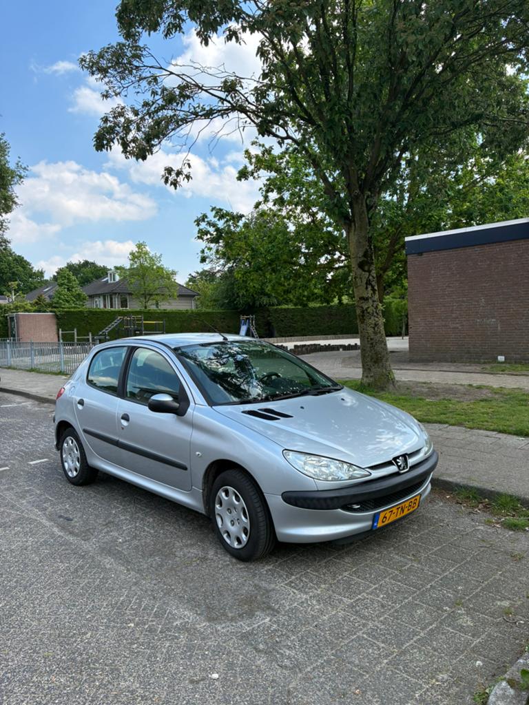 Peugeot 206 1.4 5D 2006 Grijs, Voorwielaandrijving, 31 €/maand, 4 cilinders, Origineel Nederlands