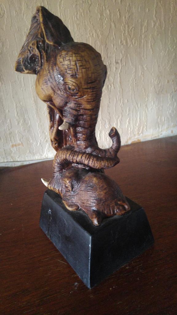 Een prachtig porcelijne olifant  25 cm, Overige onderwerpen, Ophalen of Verzenden, Overige materialen, Beeld