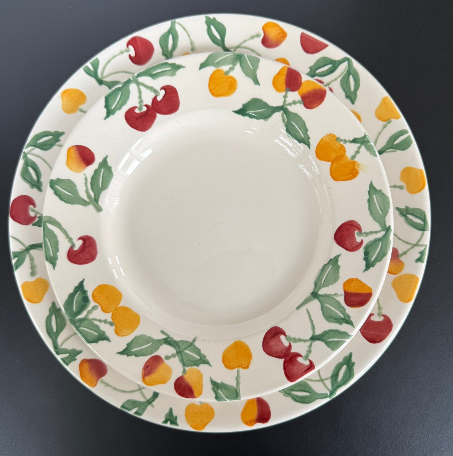 Emma Bridgewater vier borden Summer Cherries, Gebruikt, Ophalen of Verzenden, Emma Bridgewater, Bord(en)