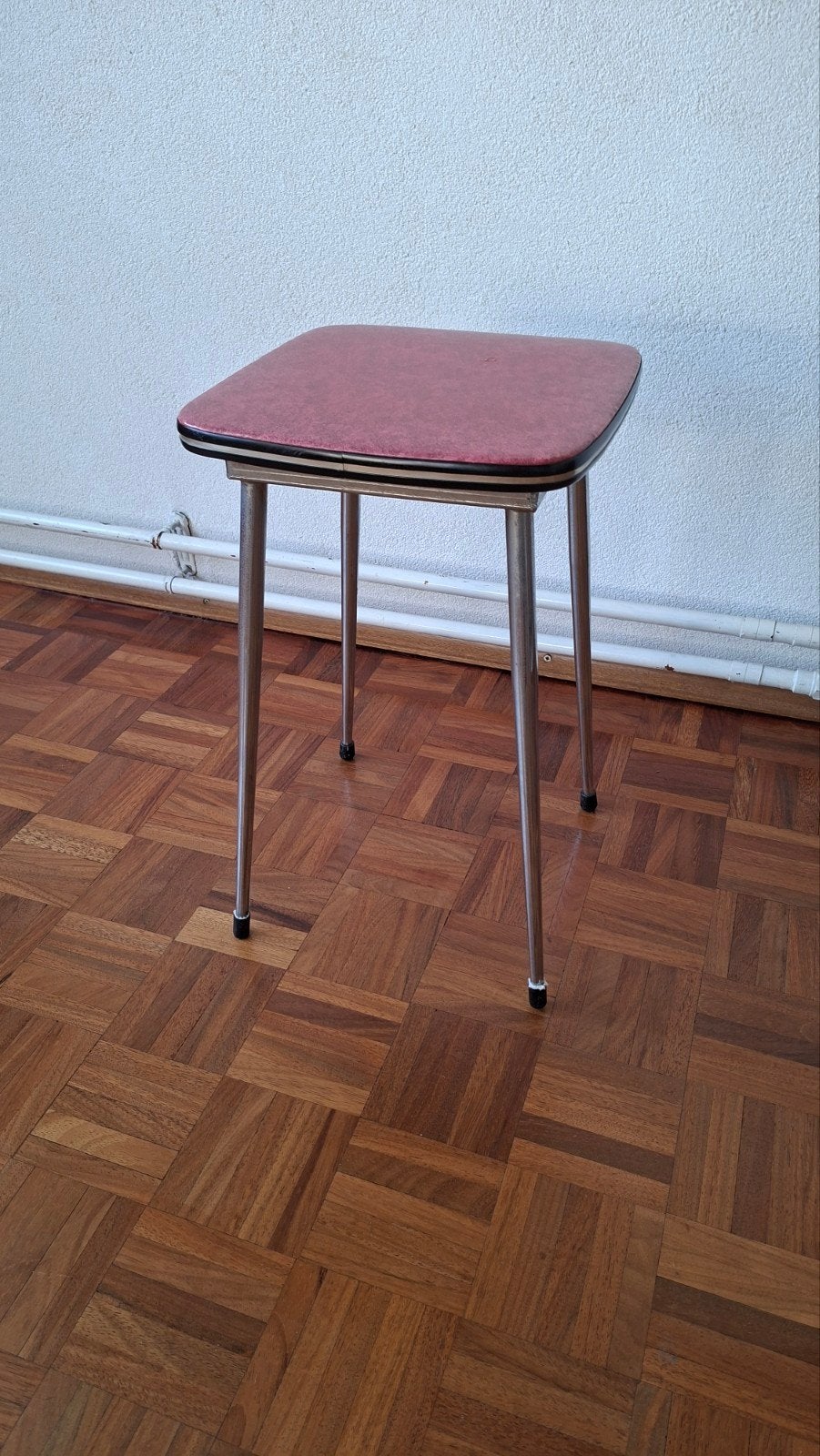 Vintage Retro Krukje met Rode Plastic Zitting, Ophalen of Verzenden, Gebruikt, Staal