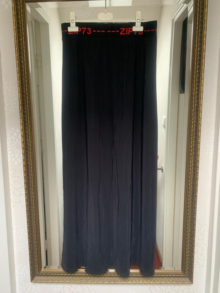 ZIP73 Travelstof Rok Zwart met Rode Accenten Maat 38, Ophalen of Verzenden, Zo goed als nieuw, Maat 38/40 (M), Zwart