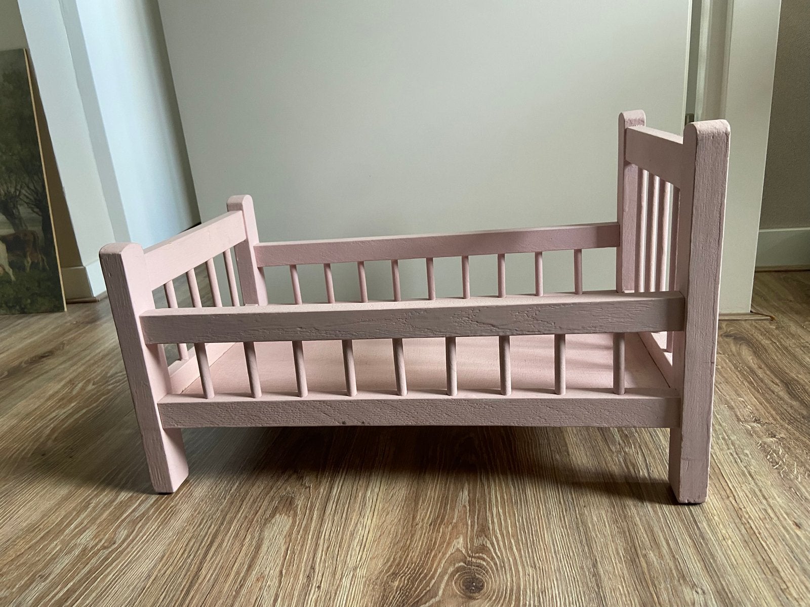 Roze houten poppenbedje, Ophalen, Zo goed als nieuw, Babypop