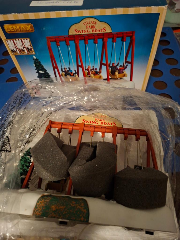 Lemax Village Swing Boats - Kerstdorp Attractie, Diversen, Kerst, Ophalen of Verzenden, Zo goed als nieuw