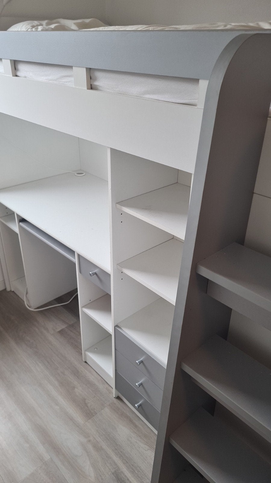 Hoogslaper wit met grijs, Ophalen, Eenpersoons, Zo goed als nieuw, 90 cm